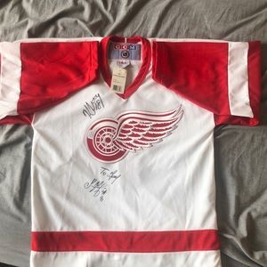 Autographed Red Wings Jersey Signed by a few players